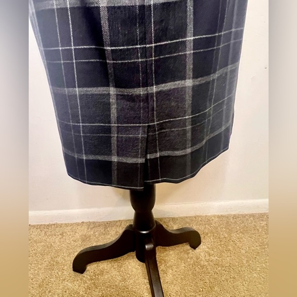 100% wool skirt. Amanda Smith plaid wool skirt, lined. Gray/black size 10 EUC - Picture 5 of 9